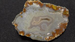 Achát – lom Doubravice – velikost – 5,5 x 3,7 cm