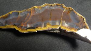 Achát – lom Doubravice – velikost – 5,5 x 3,7 cm