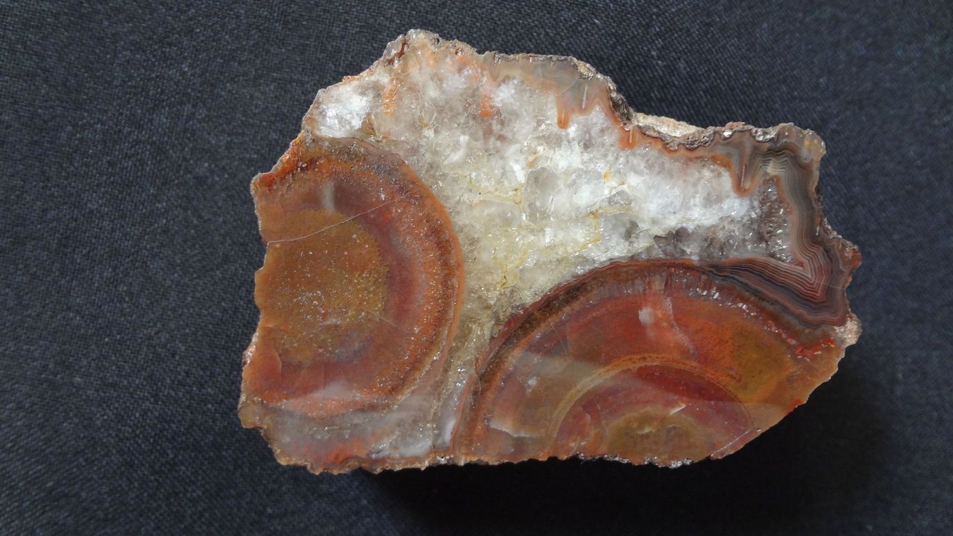 Achát s mechem a křišťálem – Libuň, velikost 7 x 5 cm