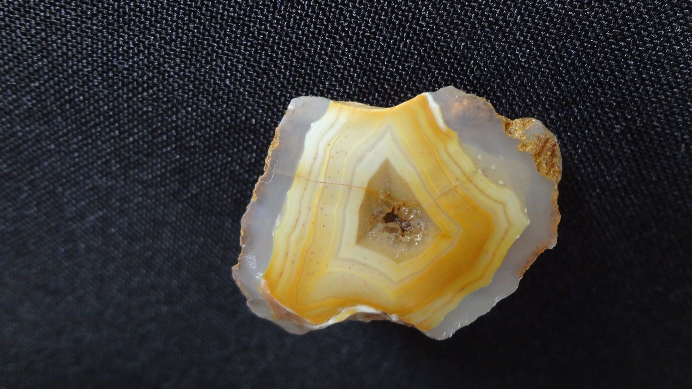Žlutý achát – Lubuň, velikost 3 x 2 cm ( bohužel malej a neúplný )