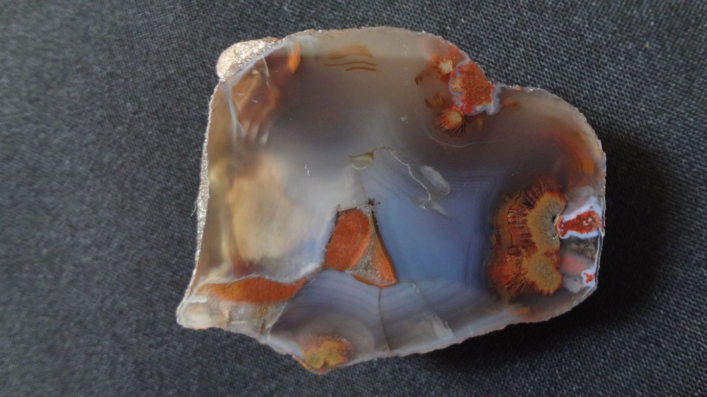 Obě půlky achátu s mechem – Kněžnice, velikost 5 x 4,5 a 5 x 4 cm