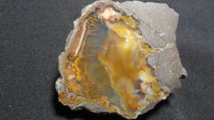 Achát – lom Doubravice – velikost – 8,5 x 8 cm