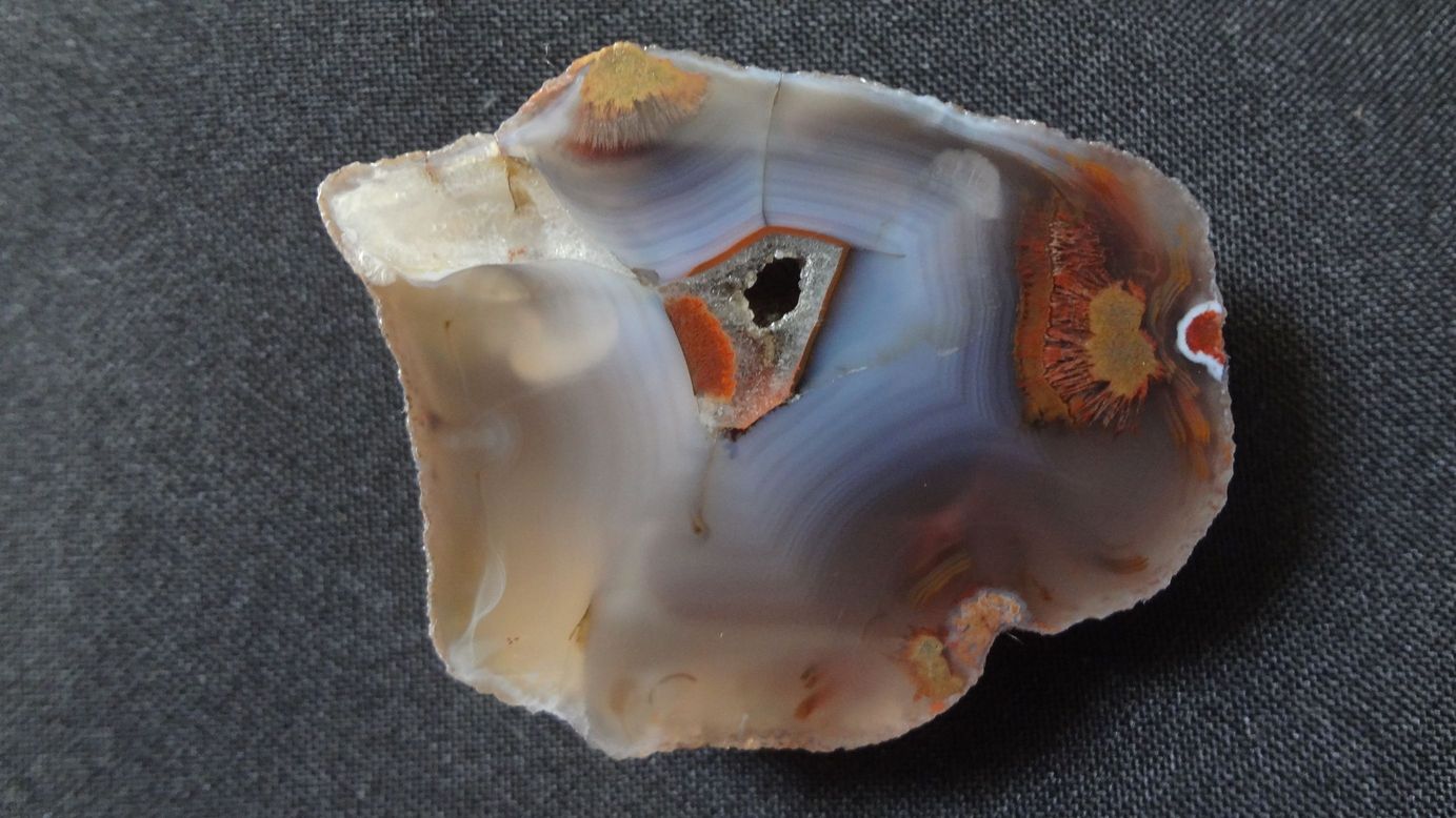 Obě půlky achátu s mechem – Kněžnice, velikost 5 x 4,5 a 5 x 4 cm