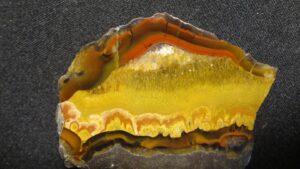 Achát – lom Doubravice – velikost – 6 x 5 cm a 5,5 x 2,3 cm