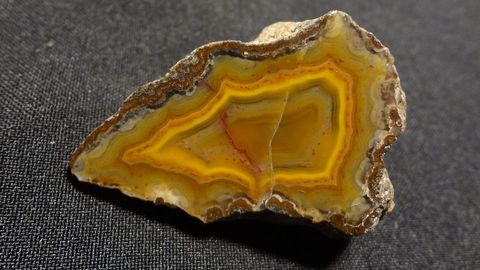 Žlutý achát z Maroka – velikost 5 x 3 cm