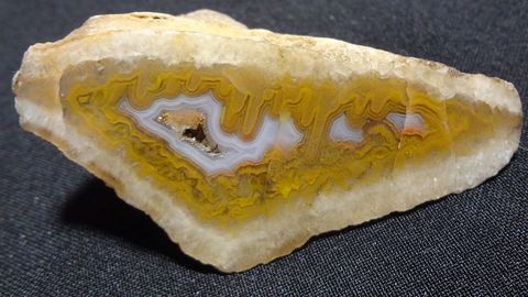 Žlutý achát z Maroka – velikost 8 x 3,5 cm