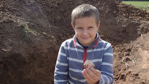 Právě vykopaný krystal ametystu – štěstí, že se ho klukovi podařilo vykopat bez porušení