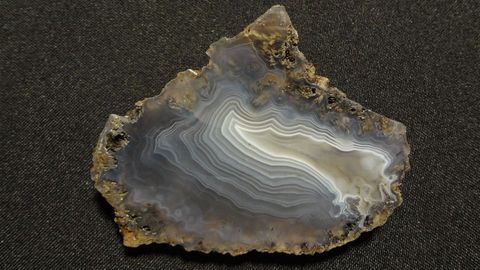 Řekl bych, že to je nejhezčí achát z podzimního výkopu – velikost 7,5 x 5 cm