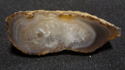 Achát s křišťálem – velikost 6 x 2,5 cm