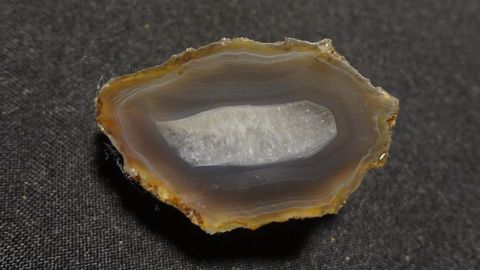 Achát s křišťálem – velikost 4 x 2,5 cm