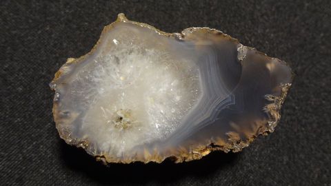 Achát s křišťálem – velikost 5 x 3 cm