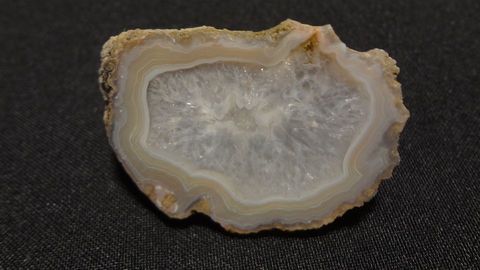 Achát s křišťálem – Staropacké hory – velikost 4,5 x 3,5 cm