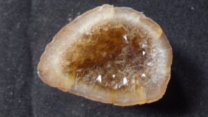 Achát a záhnědová geoda ze Staropacké Hory – velikost 3,3 x 2,4 cm a 4,2 x 3,1 cm