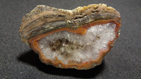 Červený achát s křišťálem a záhnědou – Staropacké hory – velikost 7 x 4 cm ( bohužel to nejsou vlastní nálezy )
