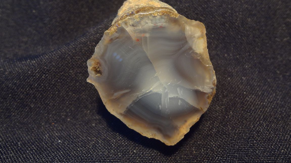Achát ze stejného výkopu – velikost 3,5 x 3 cm  