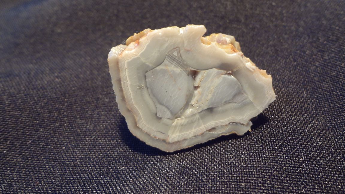 Achát ze stejného výkopu – velikost 3 x 2,5 cm