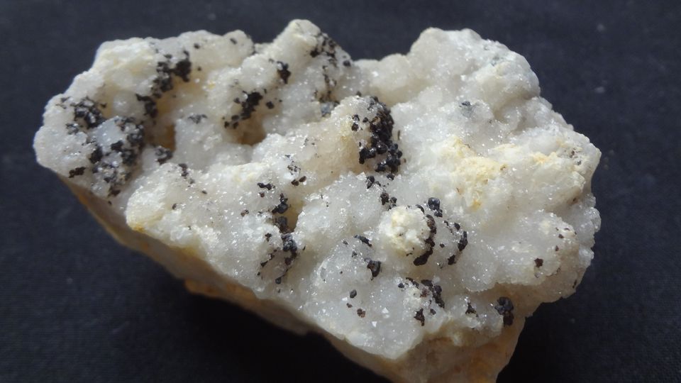 Křišťál se sfaleritem – Stříbro ( Sytno ) – velikost – 6,5 x 5 cm, sfalerity do 4 mm