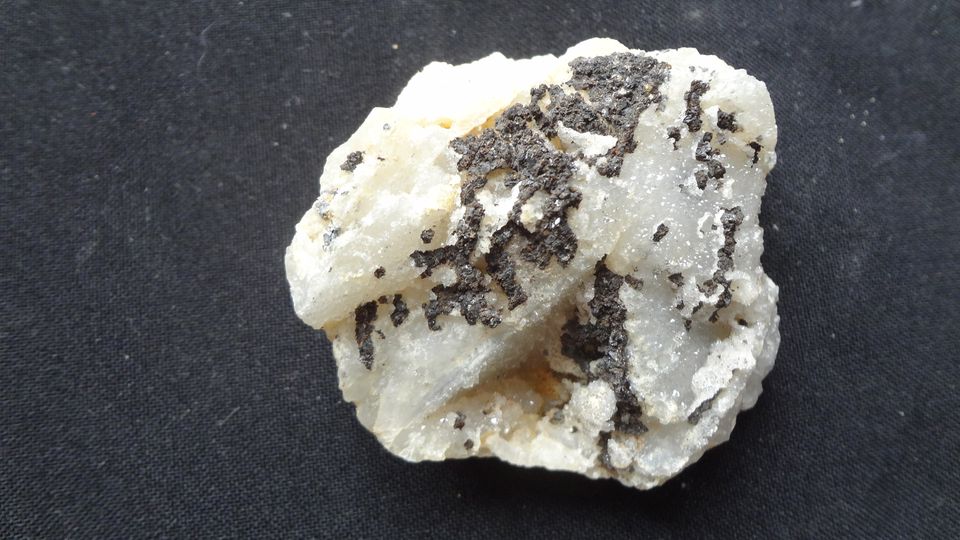 Křišťál se sfaleritem – Stříbro ( Sytno ) – velikost – 6,5 x 5 cm, sfalerity do 4 mm