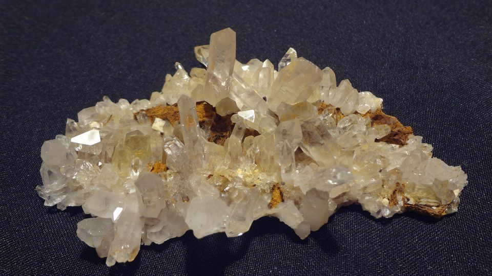 Křišťálová drůza – Tibet, velikost 12 x 7 cm ( krystaly do 3 cm )