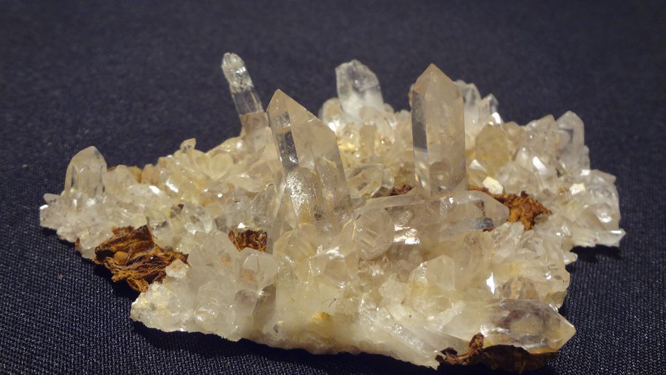 Křišťálová drůza – Tibet, velikost 12 x 7 cm ( krystaly do 3 cm )