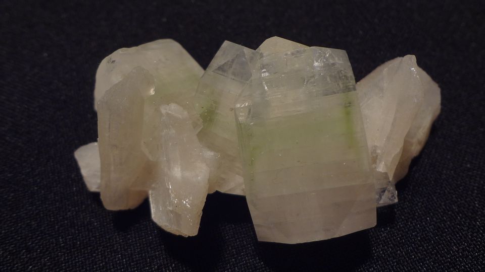 Zeolit – Poona ( Indie ) – velikost 6 x 3 cm ( krystaly do 3 cm )