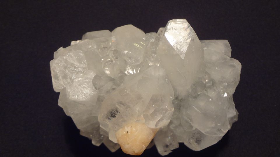 Zeolit – Poona ( Indie ) – velikost 13 x 10 x 13 cm ( krystaly do 4,5 cm )